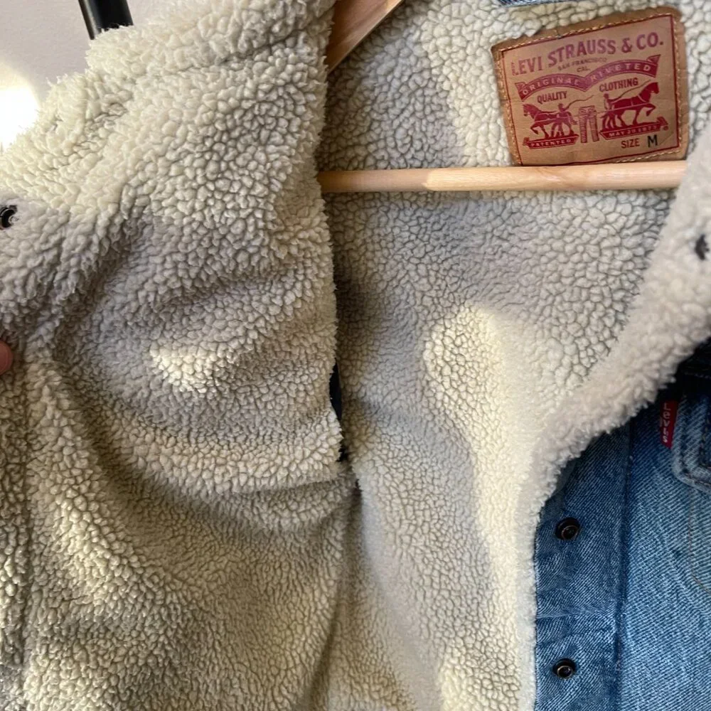 Levi's Light Denim Cream Sherpa Trucker Jacket with Button Closure, Size Medium - Picture 9 of 12